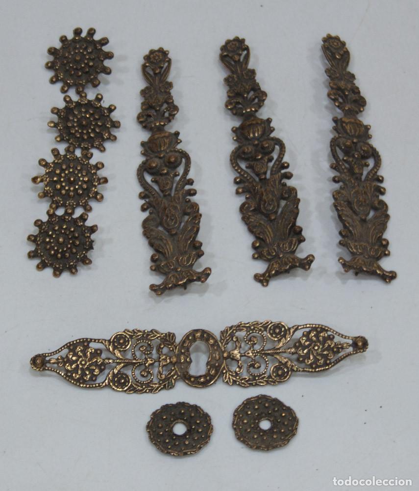 Antig&uuml;edades: ANTIGUOS APLIQUES DE LATON PARA MUEBLE. CARLOS X. PRIMER CUARTO DEL SIGLO XIX.