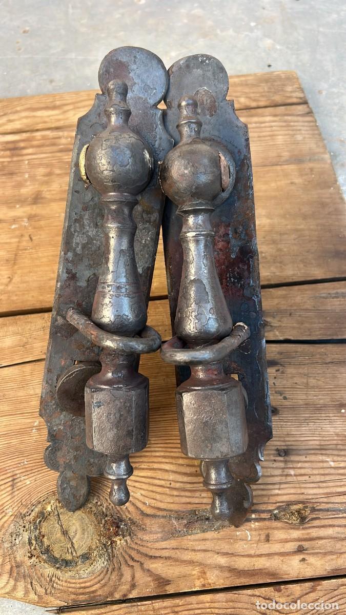 Antig&uuml;edades: LLAMADORES O ALDAVAS PAREJA DE FORJA CON PLETINA DE 30 CMS. DE LONGITUD Y 24 EL LLAMADOR