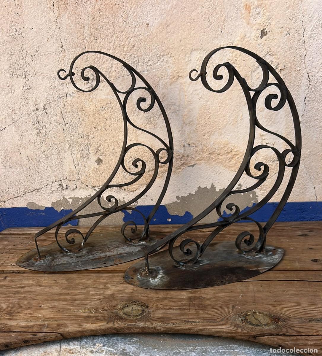 Antig&uuml;edades: PALOMILLAS PAREJA EN HIERRO ESTILO ART-DECO PARA FAROLILLOS DE 34 X 19 CMS. DE BASE Y 38 CMS. SALIEN