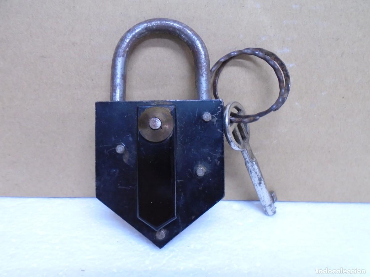 Antig&uuml;edades: CANDADO ANTIGUO CON LLAVE. 10X5`5 CM EL CANDADO.