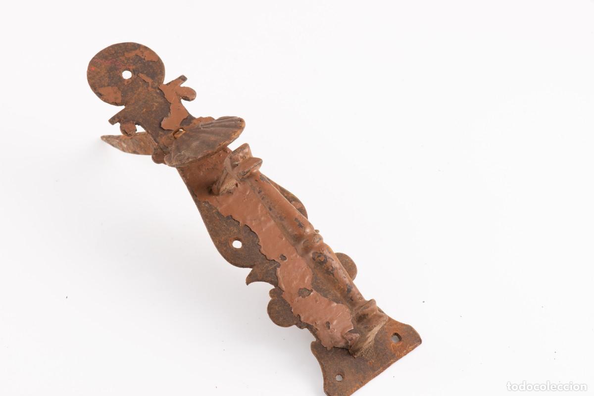 Antig&uuml;edades: Tirador de puerta. Hierro forjado. Escuela espa&ntilde;ola, siglo XVII.