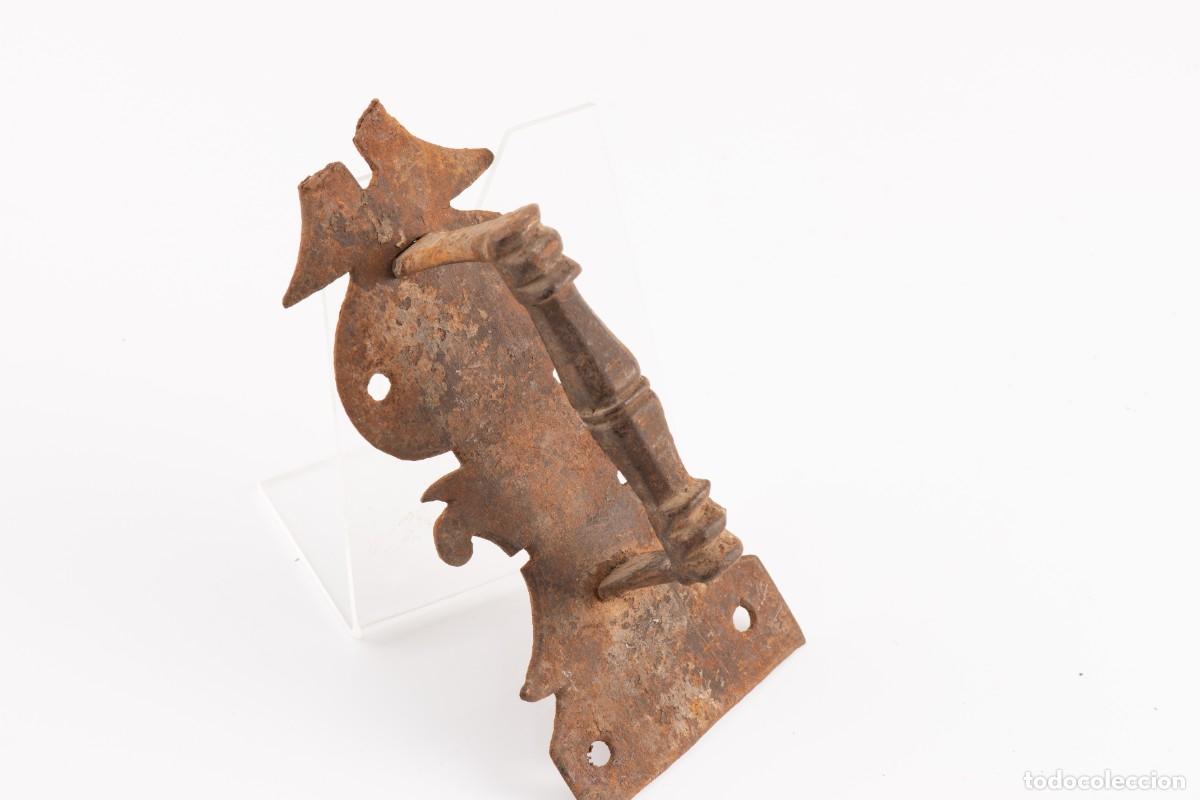 Antig&uuml;edades: Tirador de puerta. Hierro forjado. Escuela espa&ntilde;ola, siglo XVII.