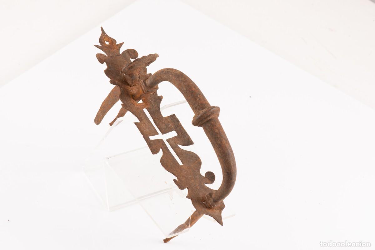 Antig&uuml;edades: Tirador de puerta. Hierro forjado. Escuela espa&ntilde;ola, siglo XVII.