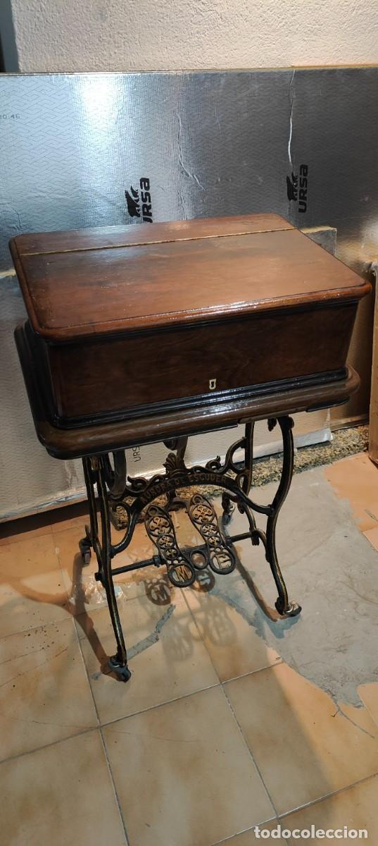 Antig&uuml;edades: Antigua m&aacute;quina de coser Miguel Escuder &rdquo;Aurora&rdquo; con mueble original &ndash; 600 &euro;