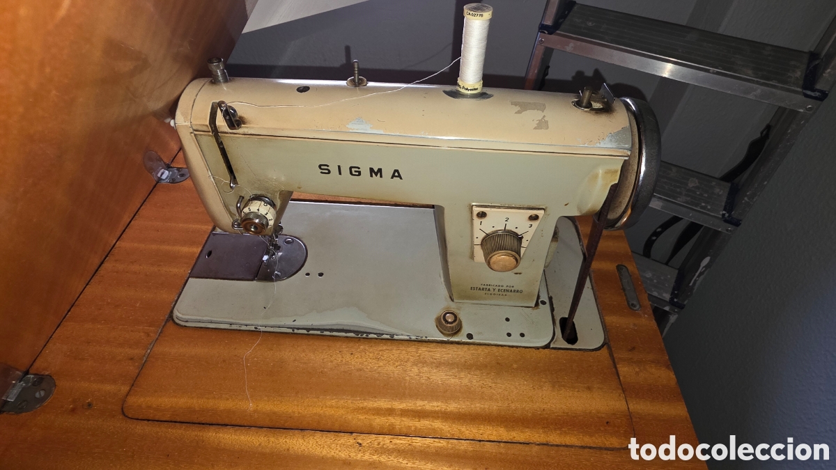 Antig&uuml;edades: M&aacute;quina de coser vintage SIGMA (Estarta y Ecenarro) con mueble