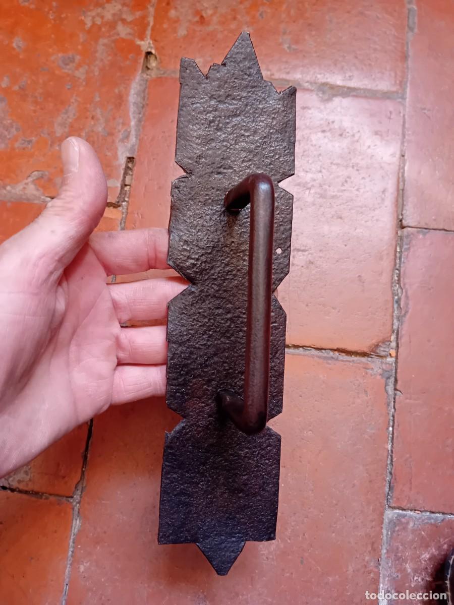 Antig&uuml;edades: Tirador de puerta o port&oacute;n de hierro forjado siglo XVIII, encerado y patinado