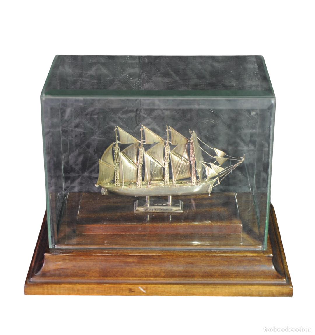 Antiguidades: Modelo de Velero en Filigrana con Vitrina