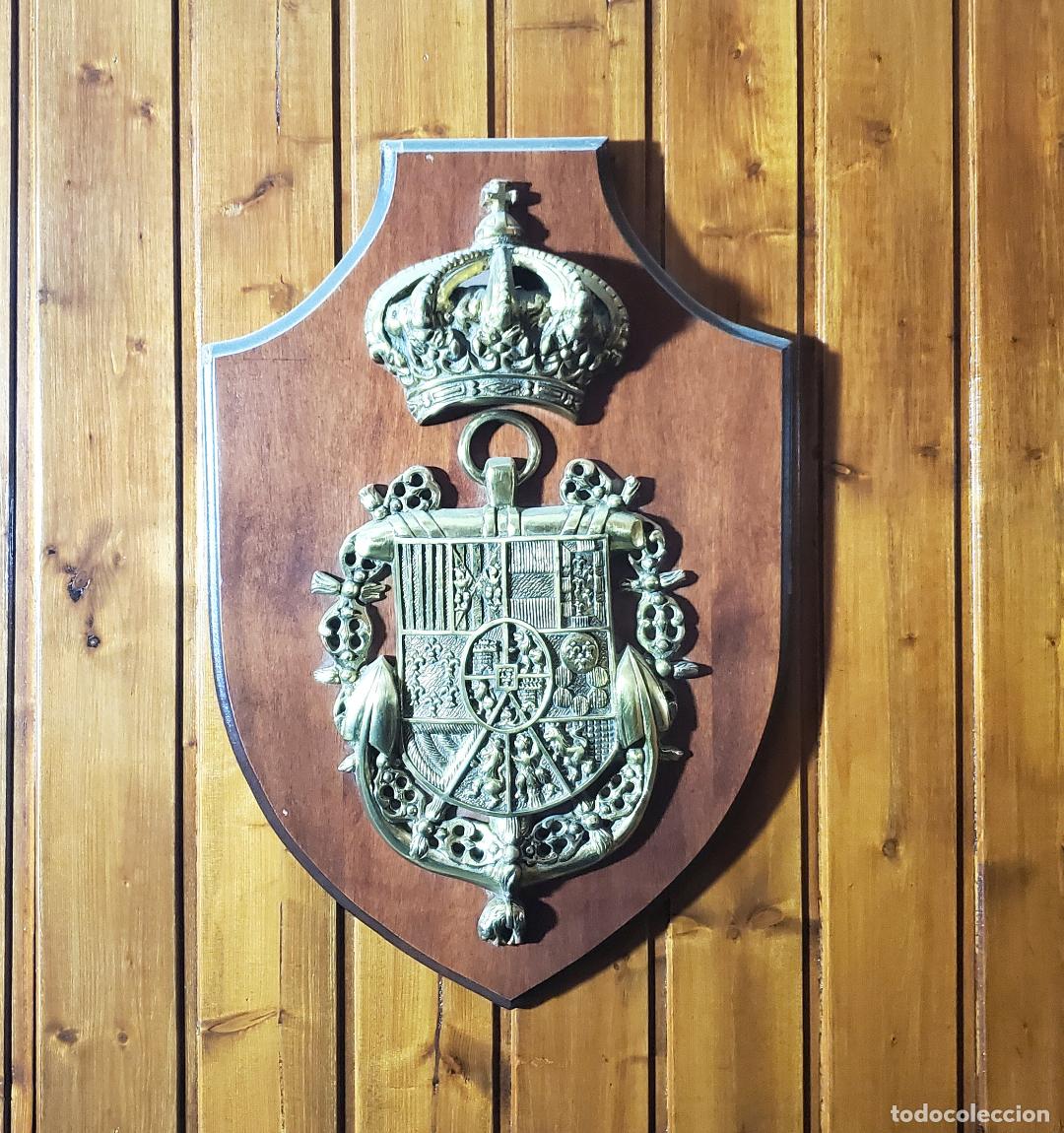 Antig&uuml;edades: Escudo Real de Espa&ntilde;a sobre Placa de Lat&oacute;n