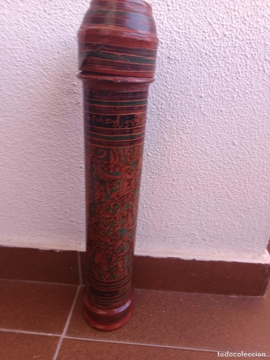 Antig&uuml;edades: Tubo para manuscritos birmano de bamb&uacute; lacado (sa dauk)