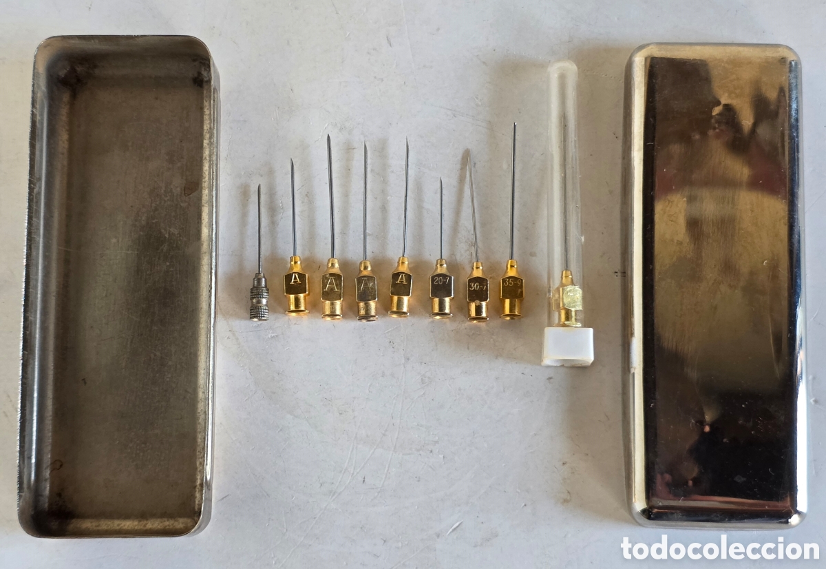Antig&uuml;edades: Caja Met&aacute;lica con 9 Agujas Hipod&eacute;rmicas - ICO - Medicina