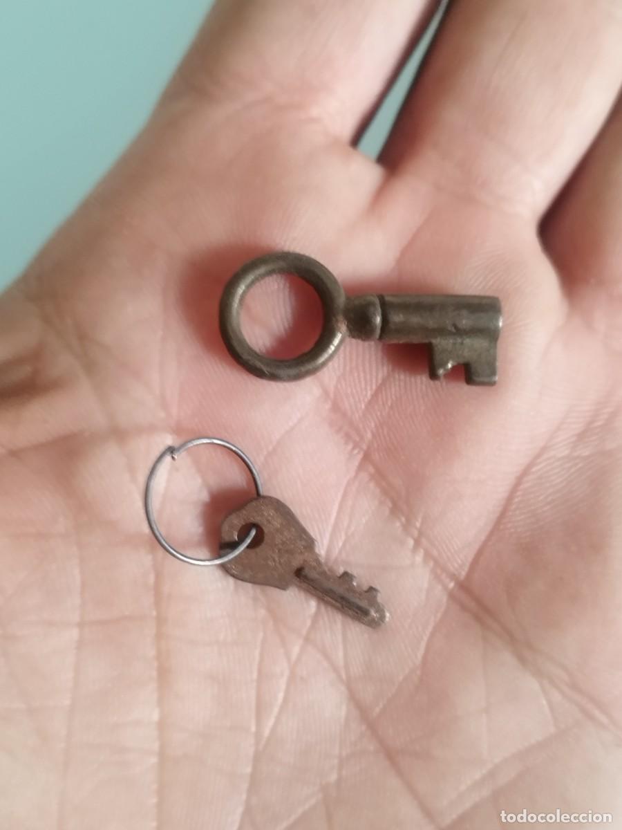 Antig&uuml;edades: Dos antiguas peque&ntilde;as llaves.