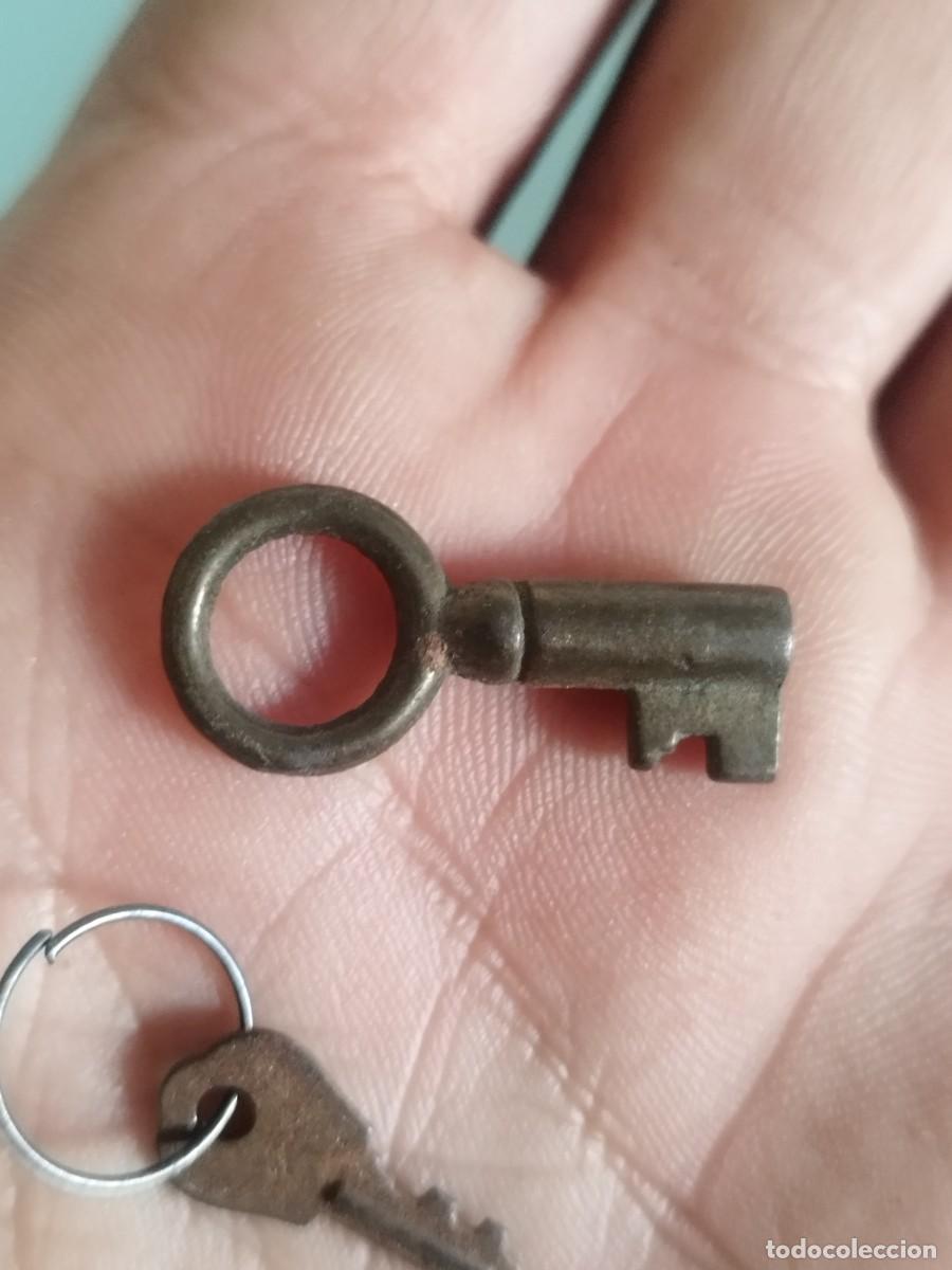 Antig&uuml;edades: Dos antiguas peque&ntilde;as llaves. - Foto 2