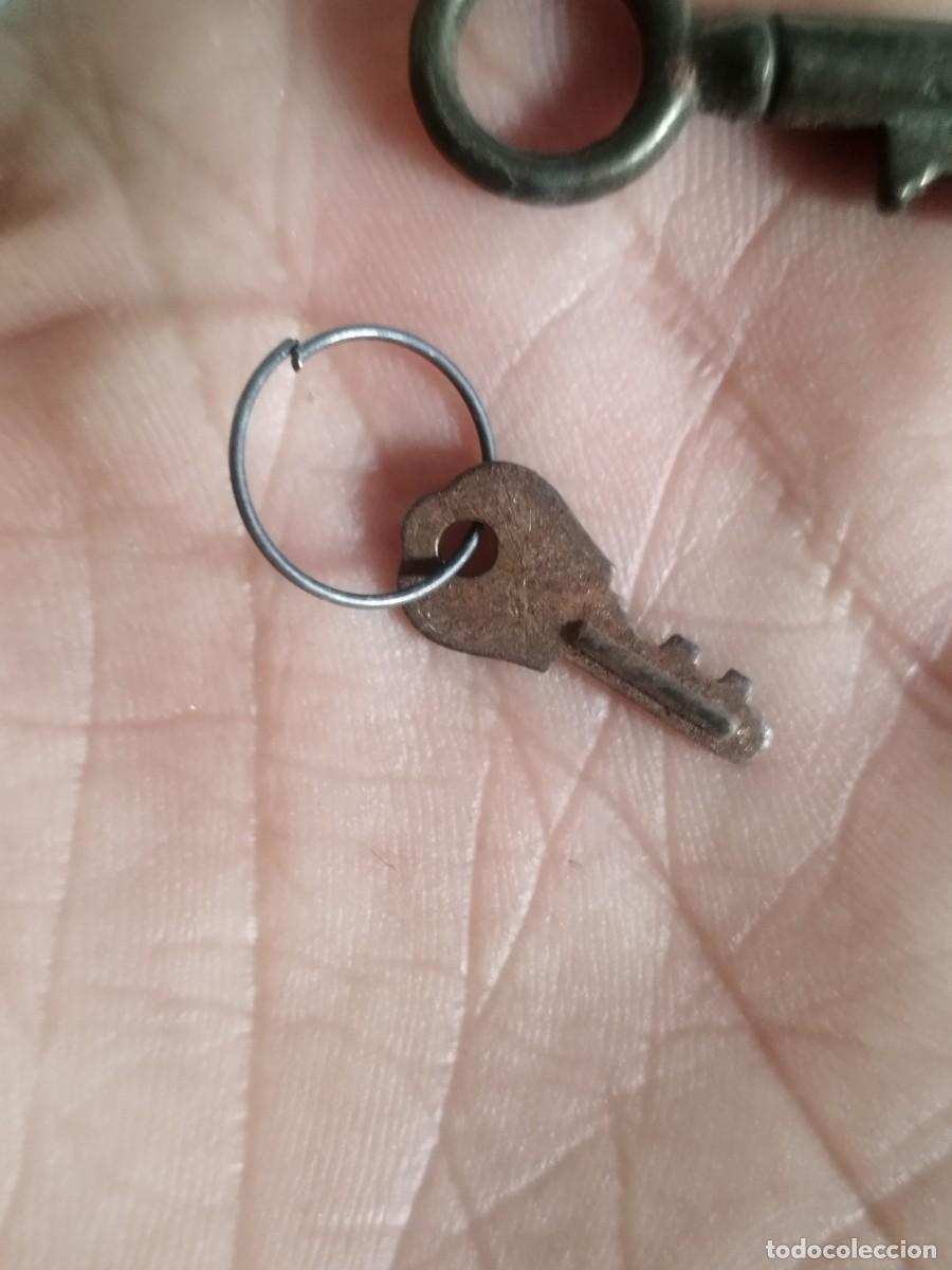 Antig&uuml;edades: Dos antiguas peque&ntilde;as llaves. - Foto 3