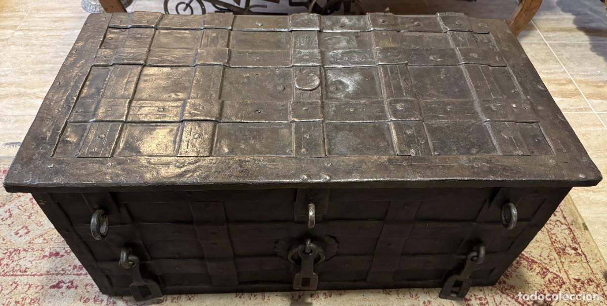 Antig&uuml;edades: CAJA ARMADA O DE CAUDALES EN HIERRO FORJADO Y ADAMASCADO. SIGLO XVI NUREMBERG.