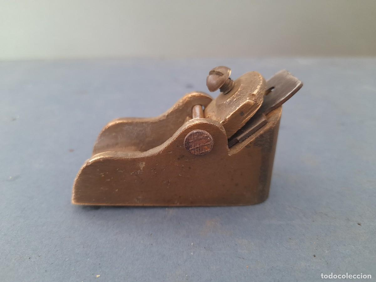Antig&uuml;edades: peque&ntilde;o cepillo de bronce, de luthier o modelismo, 6x3x4cm aprox