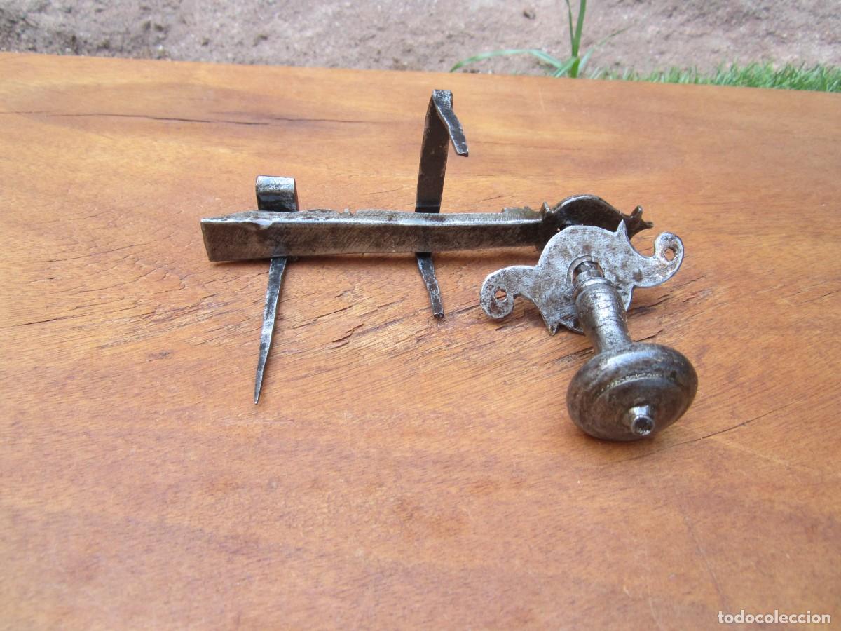 Antig&uuml;edades: Pestillo antiguo forja completo, pomo s. XVIII.