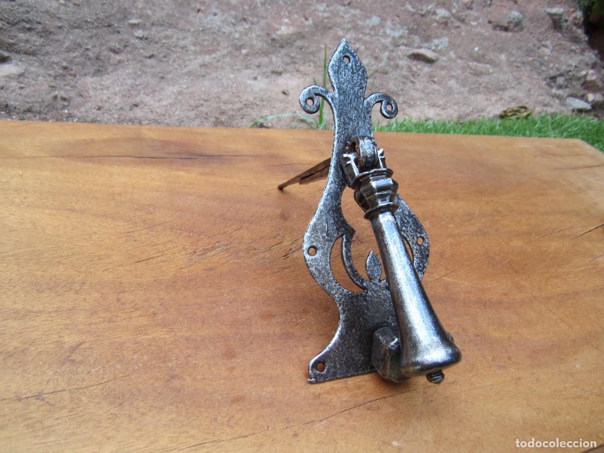 Antig&uuml;edades: Llamador antiguo forja, aldaba alargada.