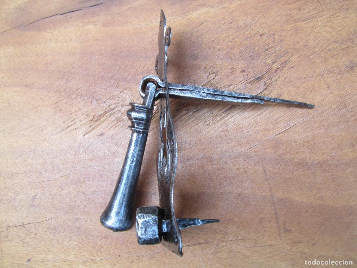 Antig&uuml;edades: Llamador antiguo forja, aldaba alargada. - Foto 3