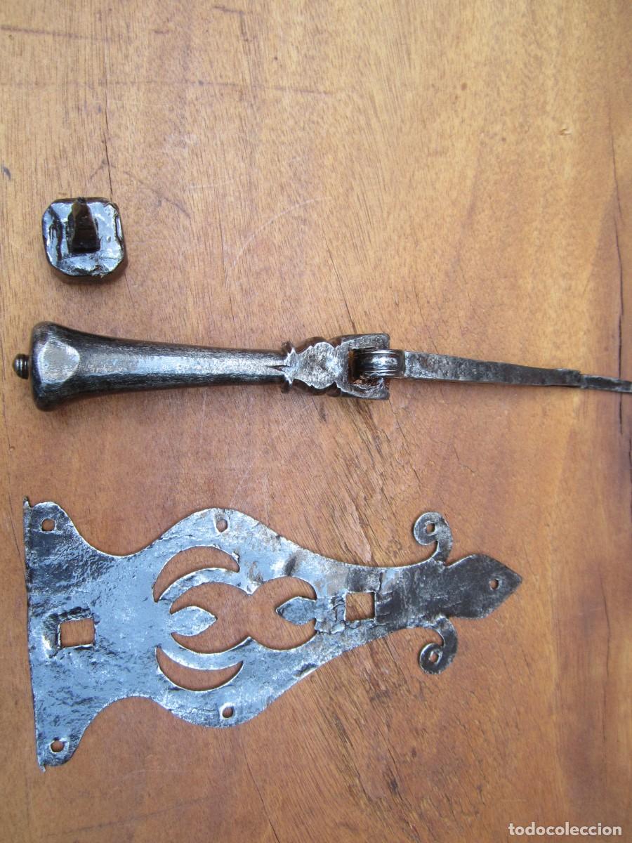 Antig&uuml;edades: Llamador antiguo forja, aldaba alargada. - Foto 6
