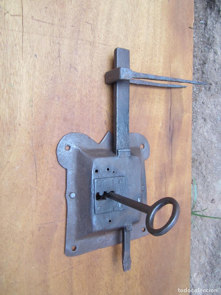 Antig&uuml;edades: Cerradura antigua forja s. XVII, cajet&iacute;n.