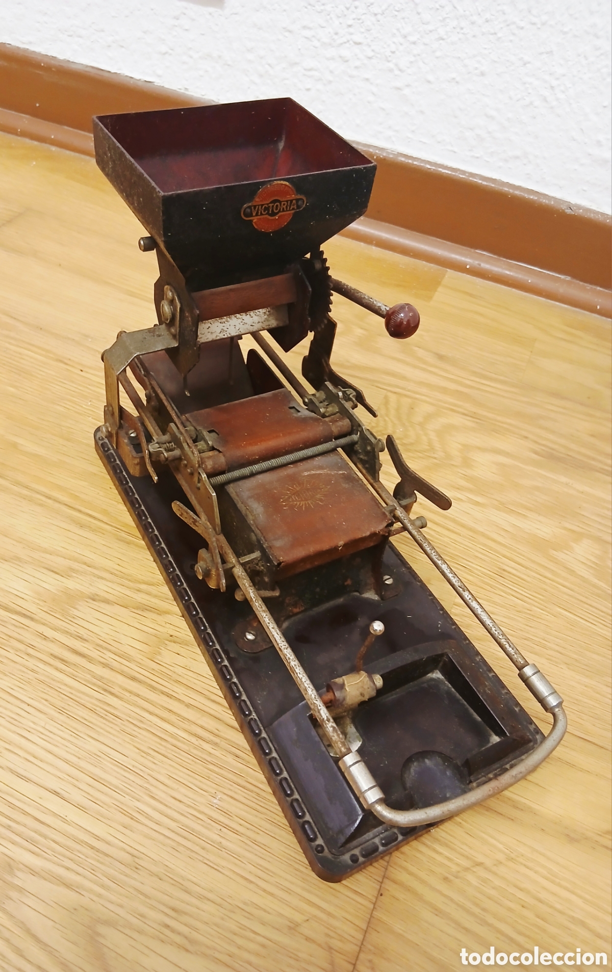 Antig&uuml;edades: Antigua M&aacute;quina Autom&aacute;tica de Liar Cigarrillos Marca VICTORIA
