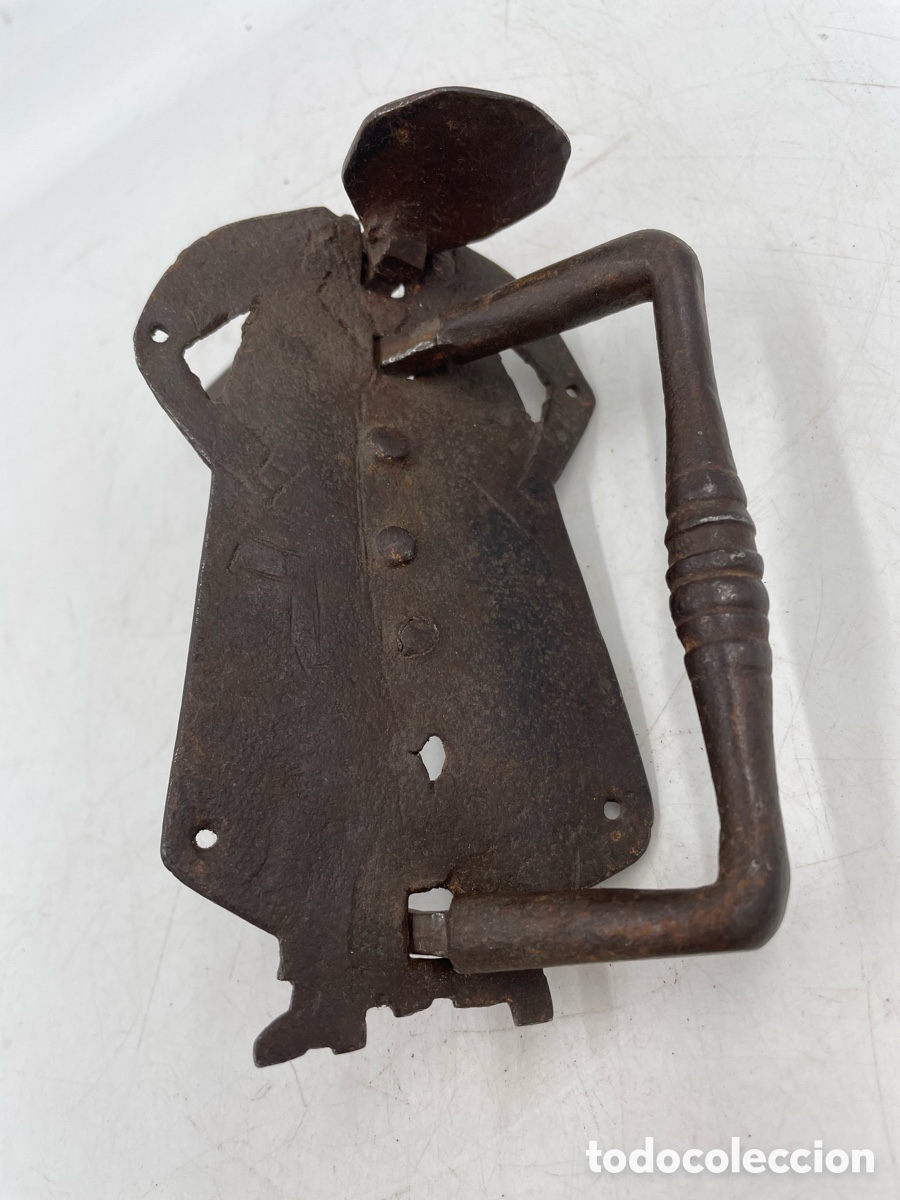 Antig&uuml;edades: Antiguo y bonito Tirador, picaporte o aldaba de hierro forjado. presenta una silueta de cura.