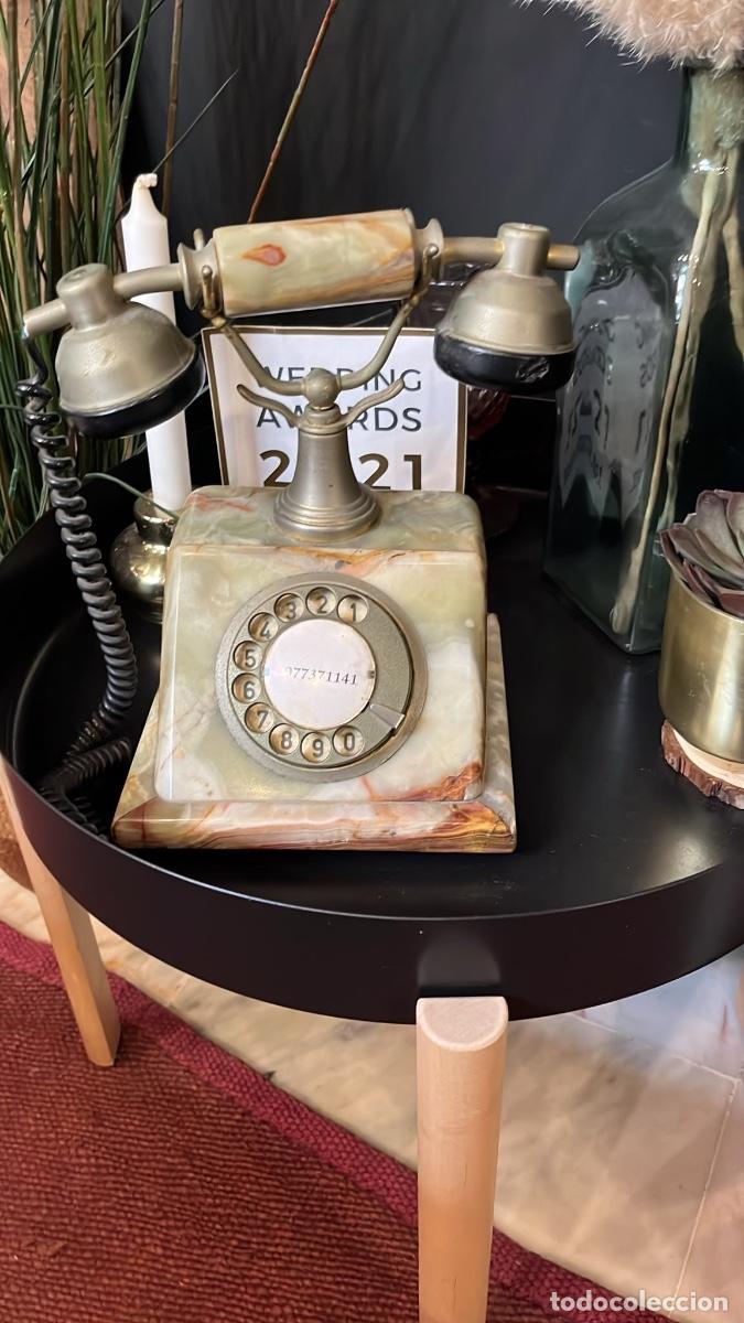 Telefone: Antiguo tel&eacute;fono con base m&aacute;rmol