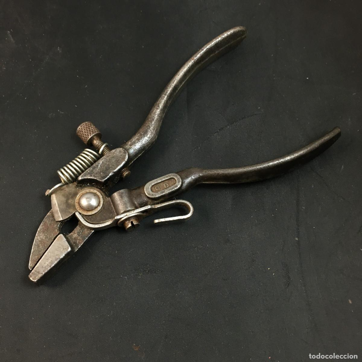 Antig&uuml;edades: Triscador, herramienta para dar forma a sierras y serruchos.