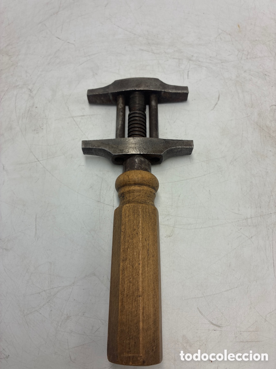 Antig&uuml;edades: Antigua Llave Inglesa con mango de madera. - Foto 2