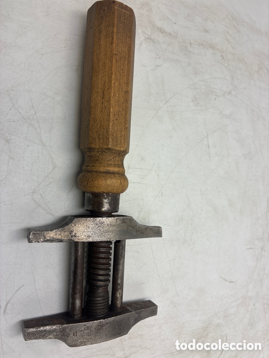 Antig&uuml;edades: Antigua Llave Inglesa con mango de madera. - Foto 3