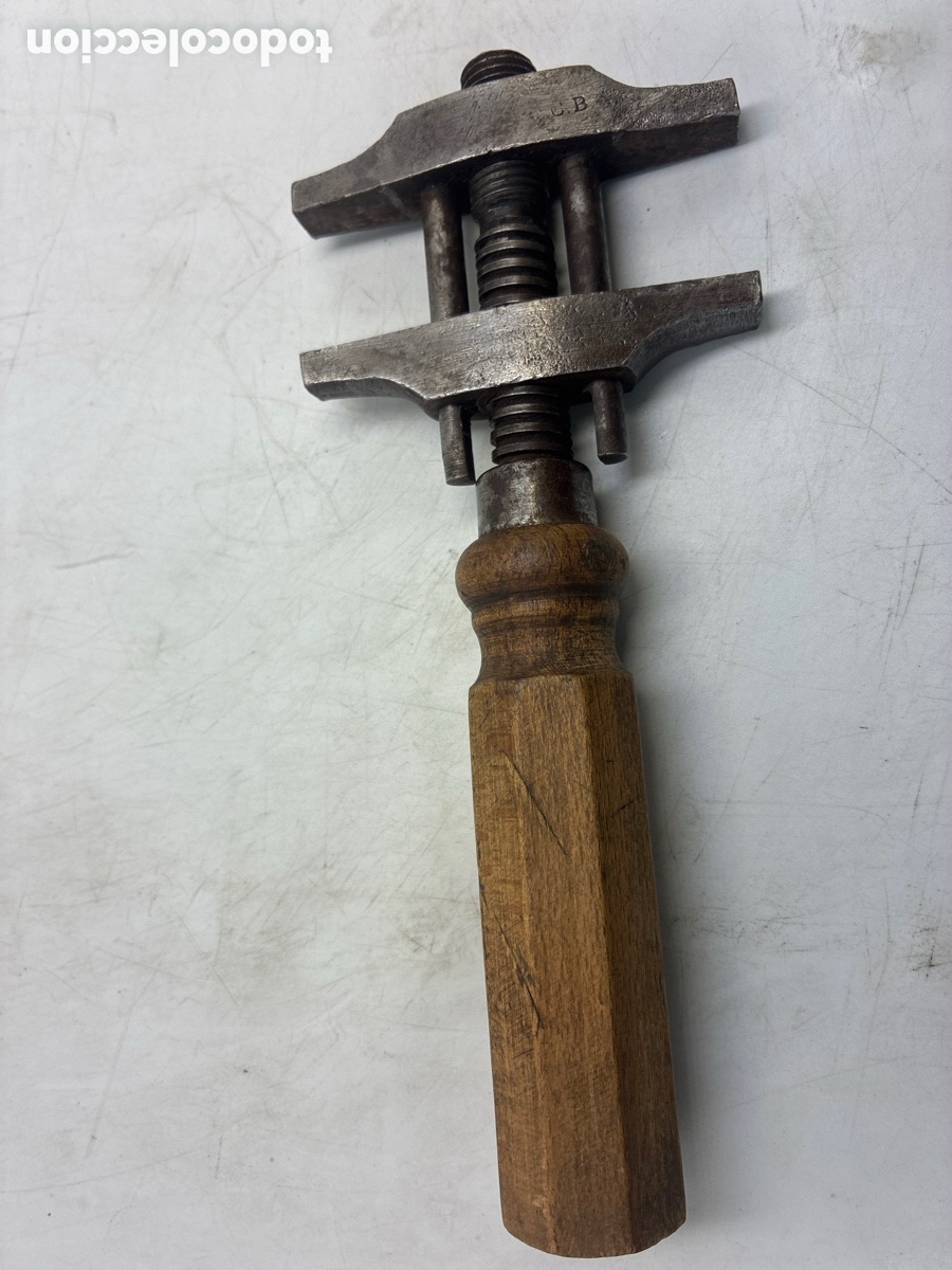 Antig&uuml;edades: Antigua Llave Inglesa con mango de madera.