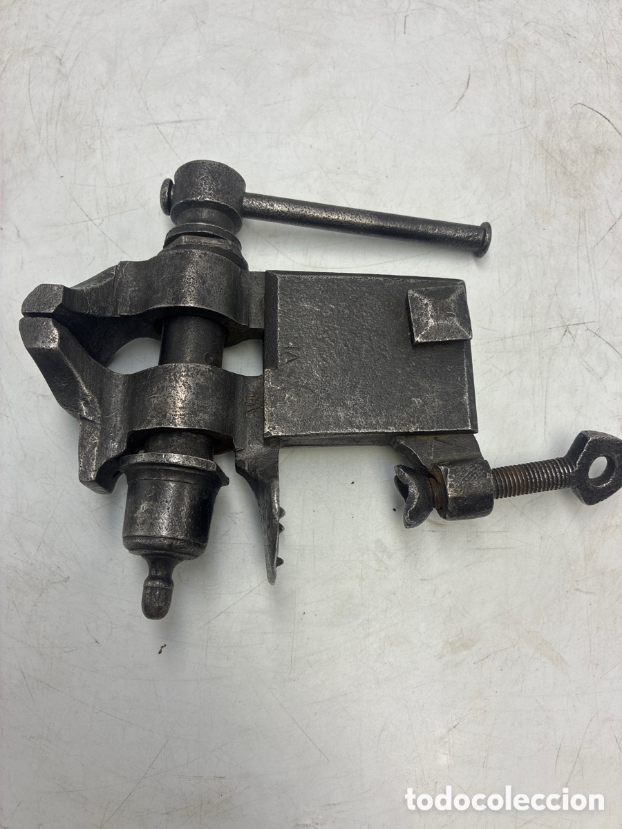 Antig&uuml;edades: Antiguo tornillo de banco.