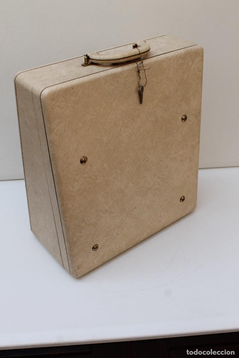 Antig&uuml;edades: MAQUINA ESCRIBIR OLIVETTI STUDIO DE LUXE CON MALETIN - Foto 7