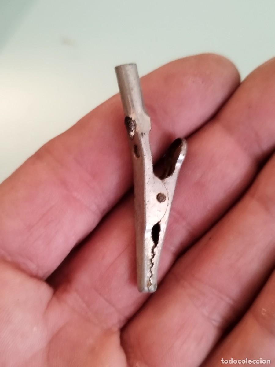 Antig&uuml;edades: Pinza de cocodrilo o de caim&aacute;n. Conectar el&eacute;ctrico.
