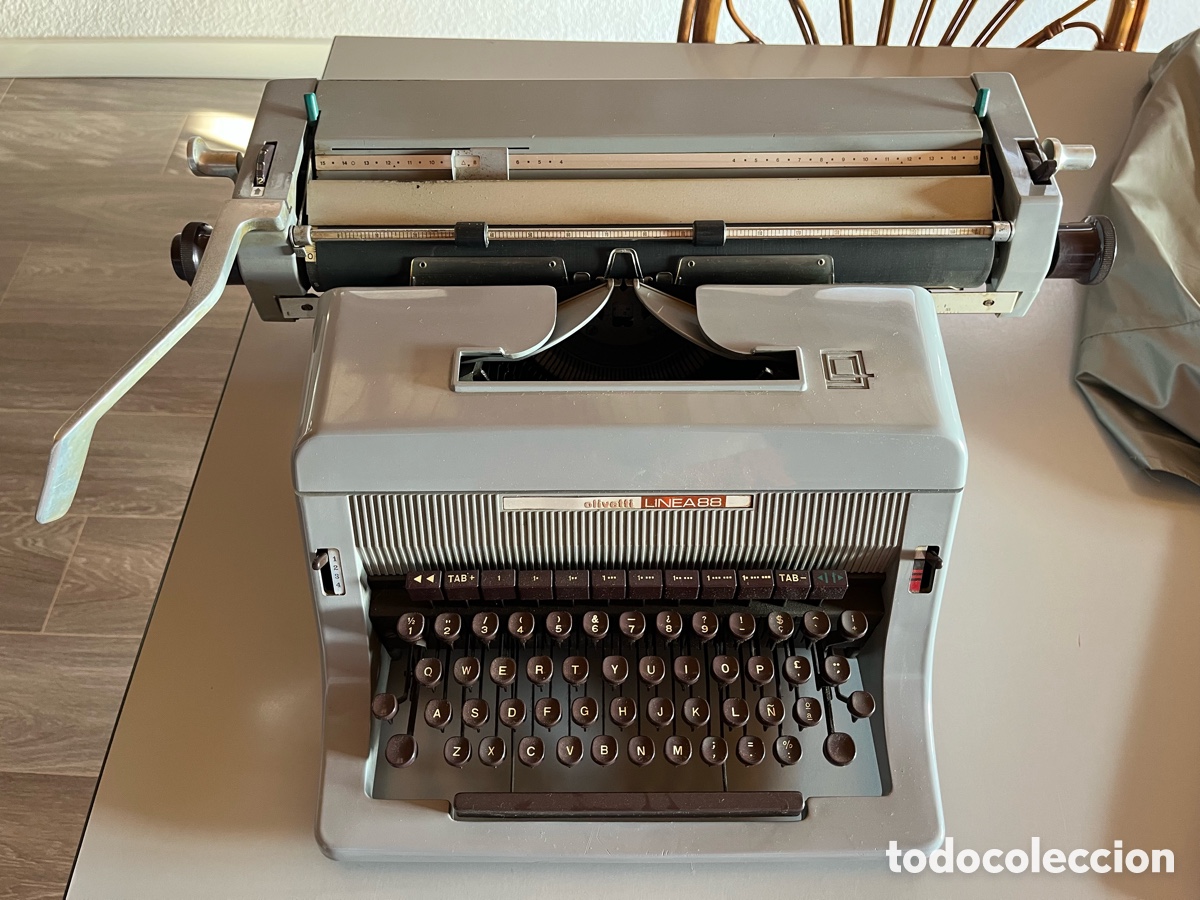 Antiques: Set de Oficina Vintage: M&aacute;quina Olivetti Linea 88 + Mesa Gazelle + Manual