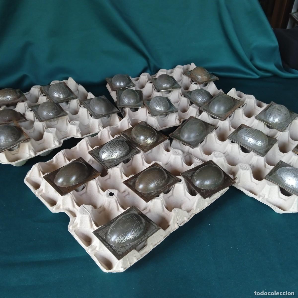 Antig&uuml;edades: Antiguo MOLDE de Chapa: HUEVOS de CHOCOLATE - Foto 2