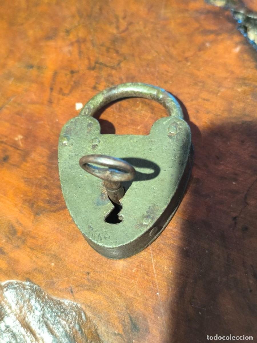 Antig&uuml;edades: ANTIGUO CANDADO CON LLAVE DE FORJA 5C7,5X1,3 CM