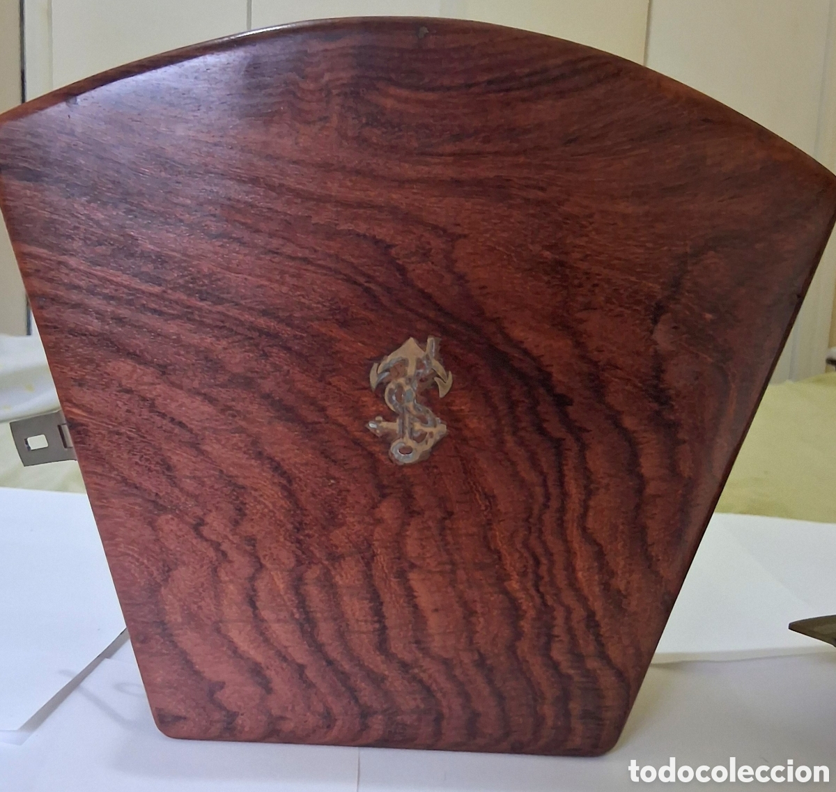 Antig&uuml;edades: Sextante n&aacute;utico de lat&oacute;n en caja de madera decorada. R&eacute;plica / Adorno.