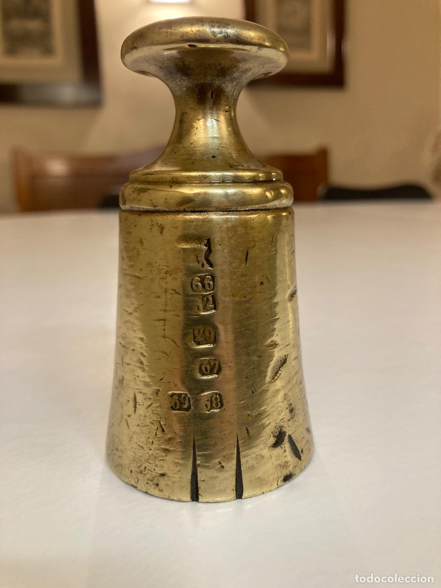 Antig&uuml;edades: Antigua pesa ponderal punzonada de bronce, dos libras catalana, para balanza de platos. Siglo XIX.