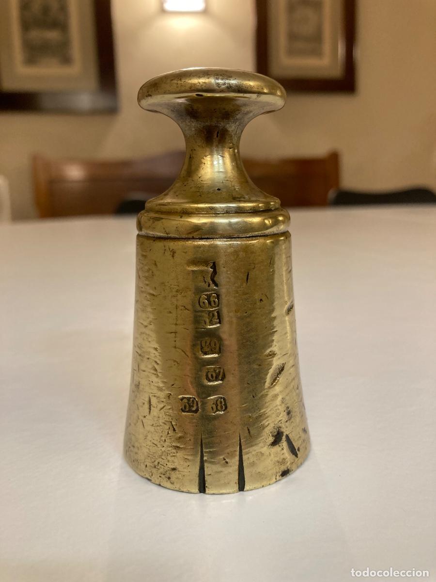 Antig&uuml;edades: Antigua pesa ponderal punzonada de bronce, dos libras catalana, para balanza de platos. Siglo XIX.