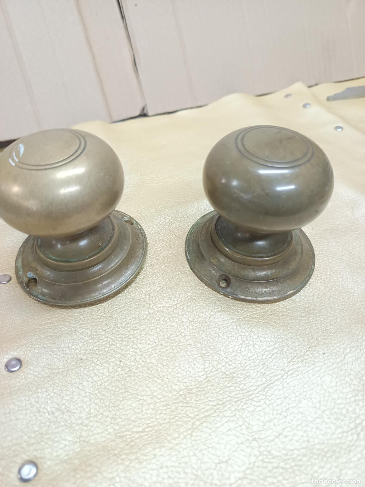 Antig&uuml;edades: DOS POMOS TIRADORES, MANILLAS DE PUERTA ANTIGUOS DE BRONCE MACIZO.
