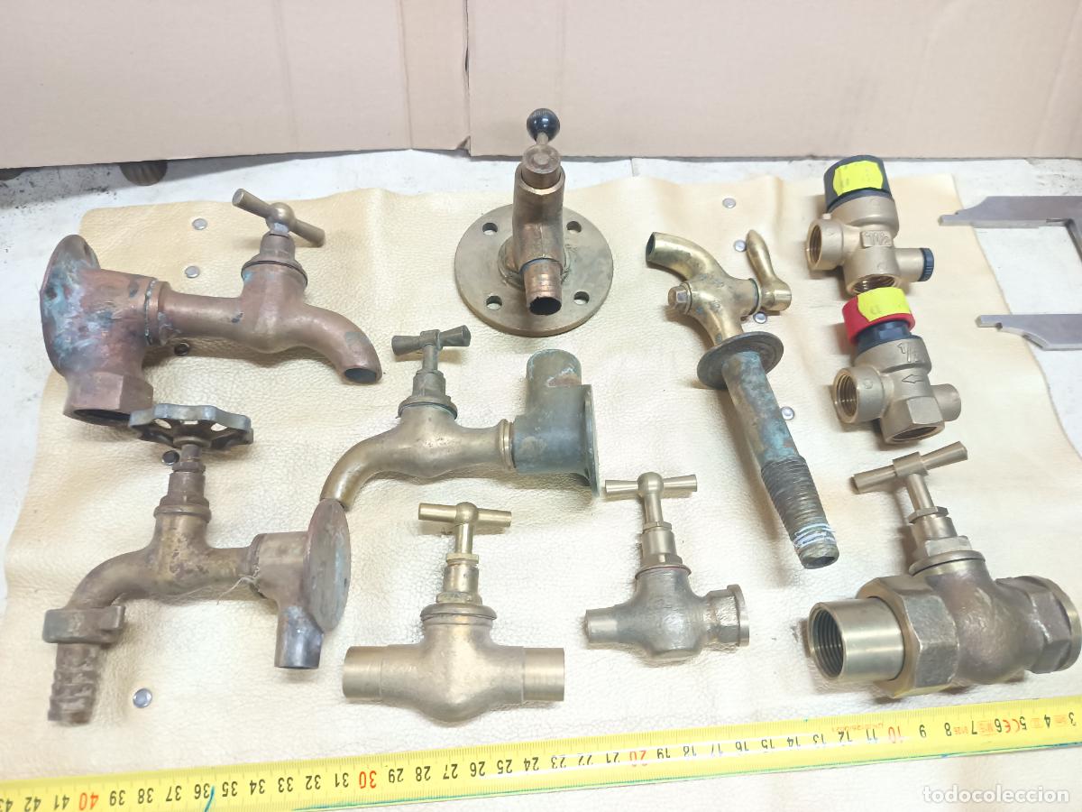 Antig&uuml;edades: LOTE DE ONCE GRIFOS LLAVES DE PASO ANTIGUOS DE BRONCE.