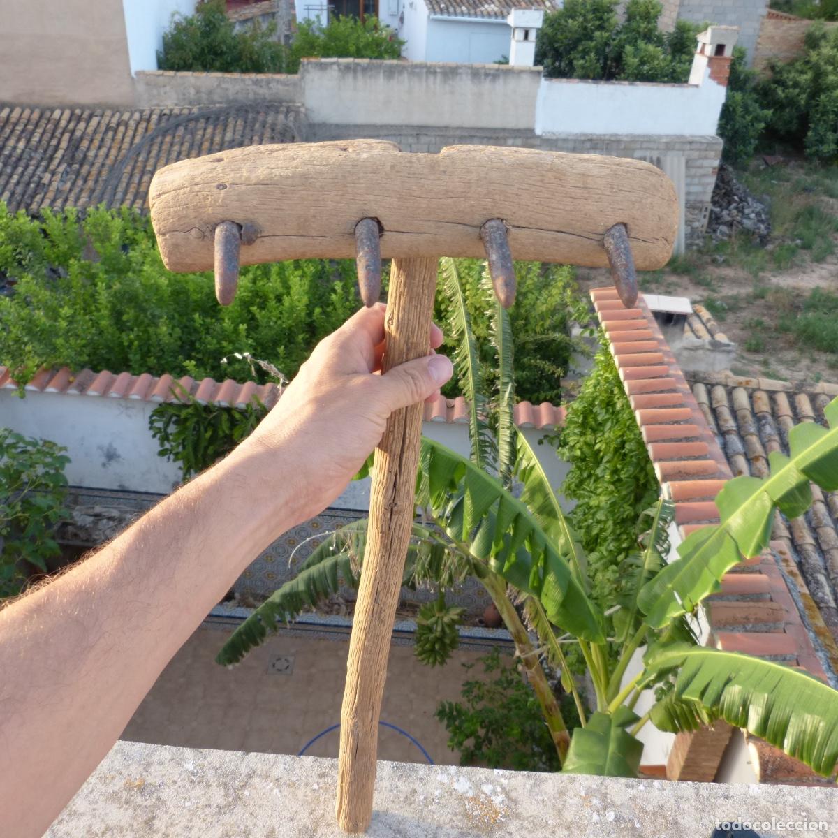 Antig&uuml;edades: Antiguo rastrillo de madera con puas de forja y mango suelto. 65cm, uso desconocido. 1539gr.