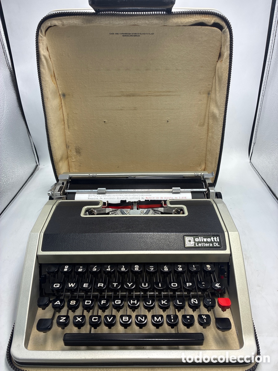 Antig&uuml;edades: M&aacute;quina de escribir Olivetti Lettera DL con estuche.