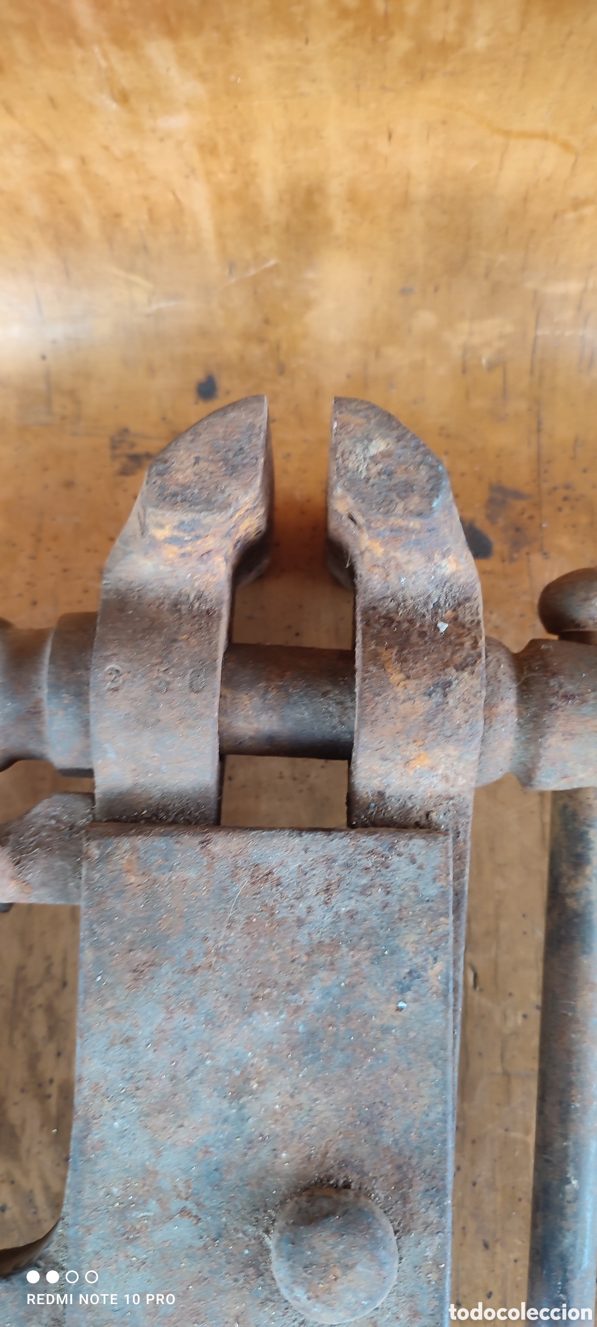 Antig&uuml;edades: Antiguo tornillo de banco mordaza estilo carpintero. Funcionando - Foto 2