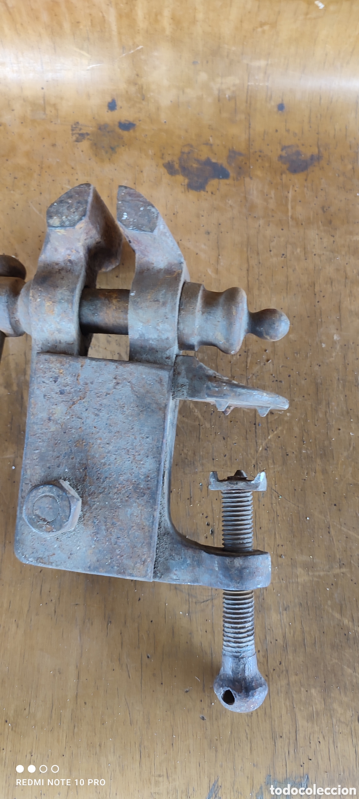 Antig&uuml;edades: Antiguo tornillo de banco mordaza estilo carpintero. Funcionando - Foto 5