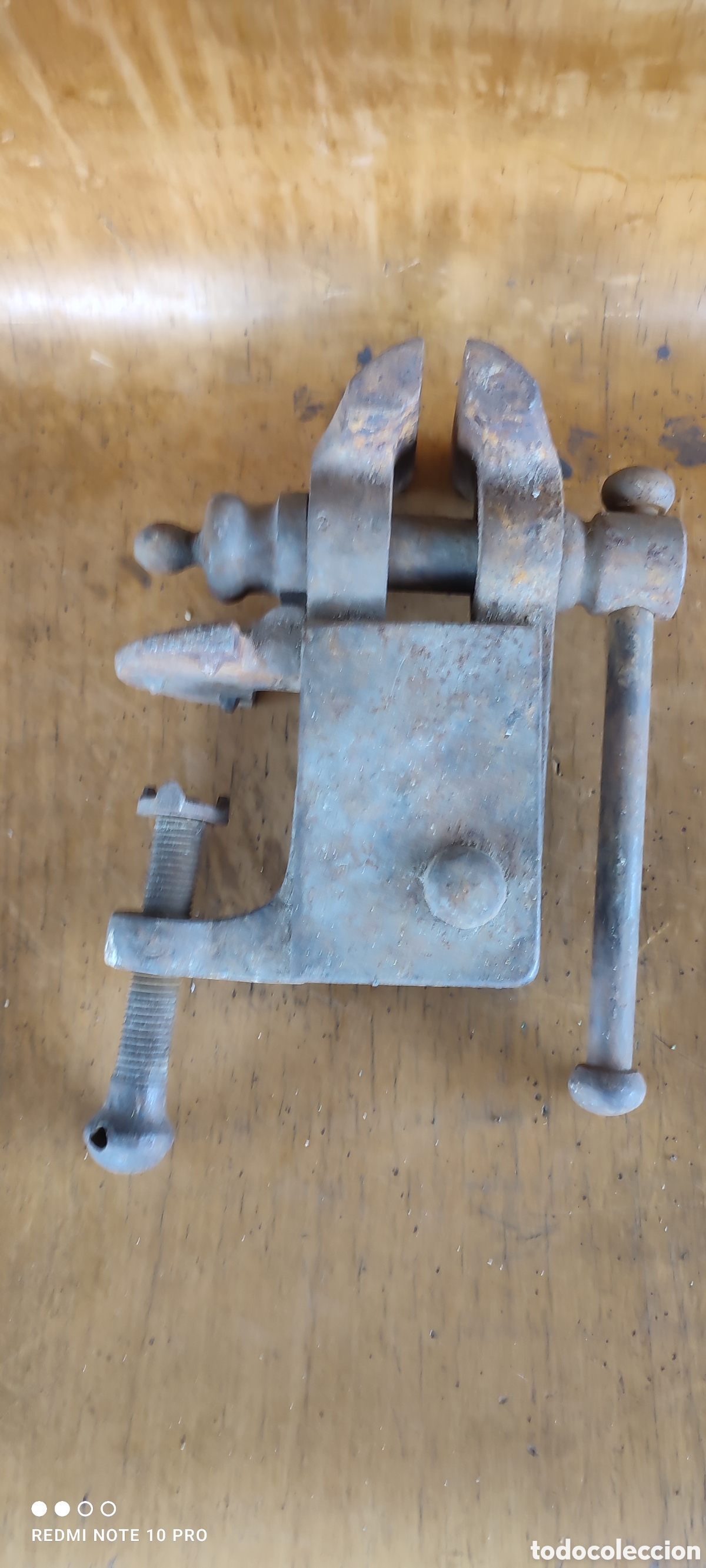 Antig&uuml;edades: Antiguo tornillo de banco mordaza estilo carpintero. Funcionando