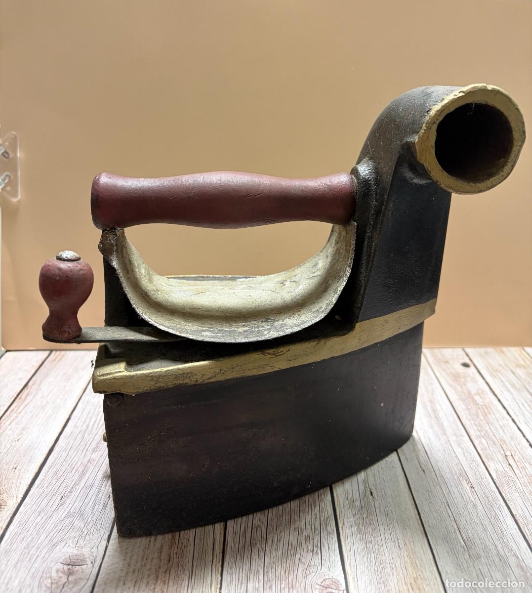 Antig&uuml;edades: ANTIGUA PLANCHA DE CARB&Oacute;N EN HIERRO FUNDIDO CON CHIMENEA Y MANGOS DE MADERA &ndash; SIGLO XIX/XX