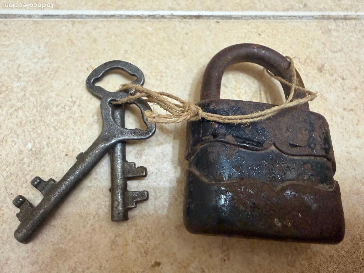 Antig&uuml;edades: Antiguo candado con llaves