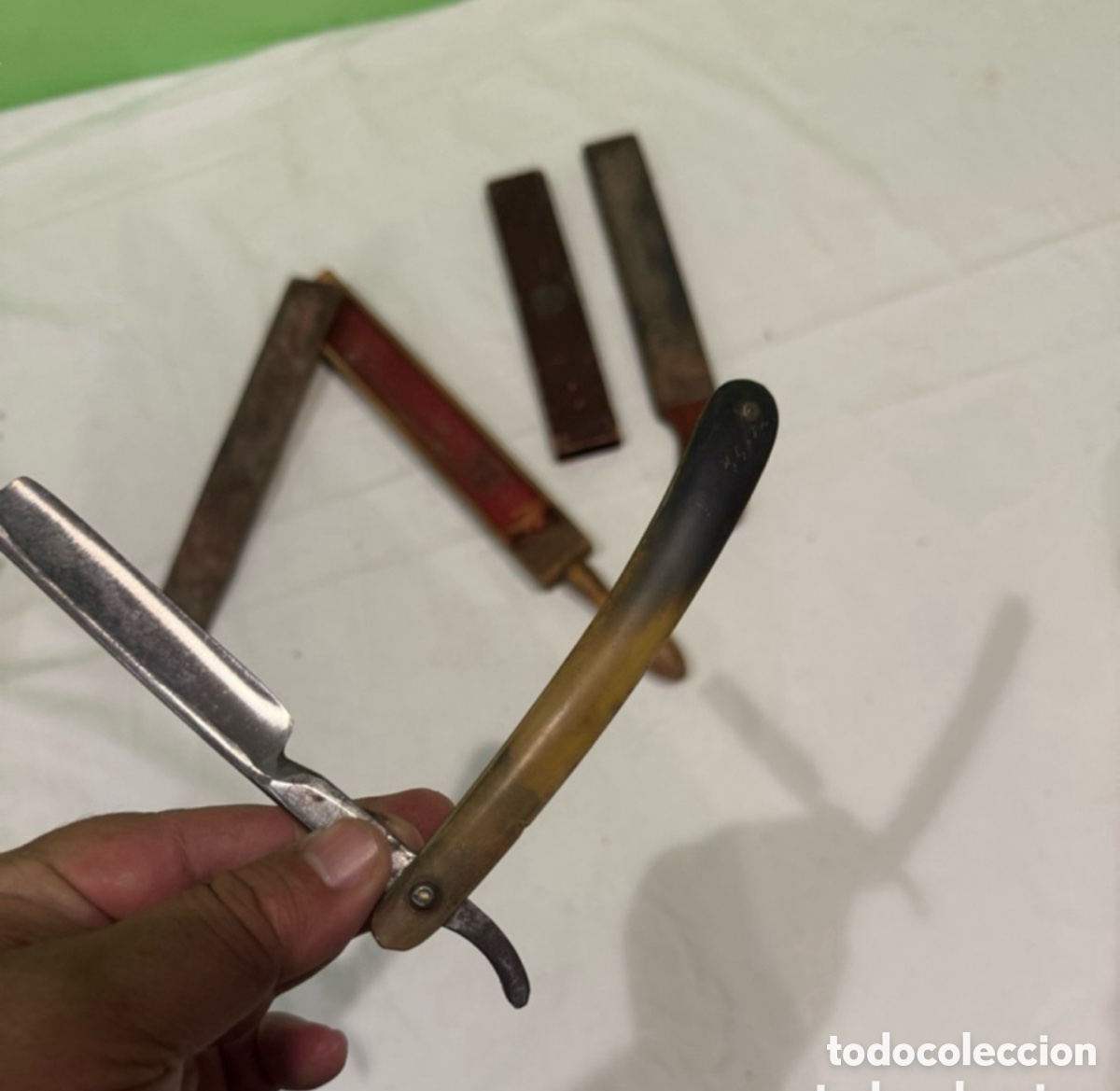 Antig&uuml;edades: Antigua navaja de afeitar Joseph Rodgers Sheffield con estuche y asentador cuero